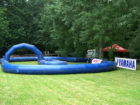 image photo d'un circuit gonflable quad et moto prsmotoquad pour animation rhône-alpes.